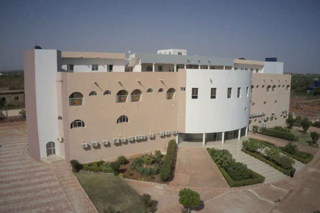 Façade de la Polyclinique Les Orangers, entrée et allées bordées de haies