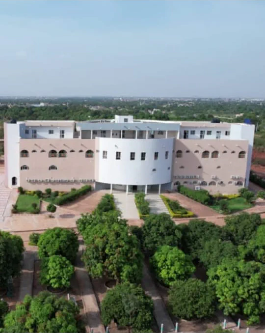 Vue aérienne de la polyclinique, de son jardin arboré et des allées piétonnes