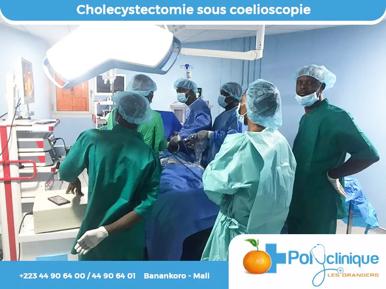 Document présentant une cholécystectomie sous cœlioscopie, avec une équipe au bloc opératoire
