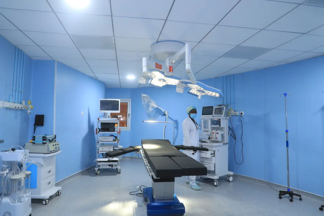 Salle d'opération avec table, éclairage chirurgical et équipements de surveillance