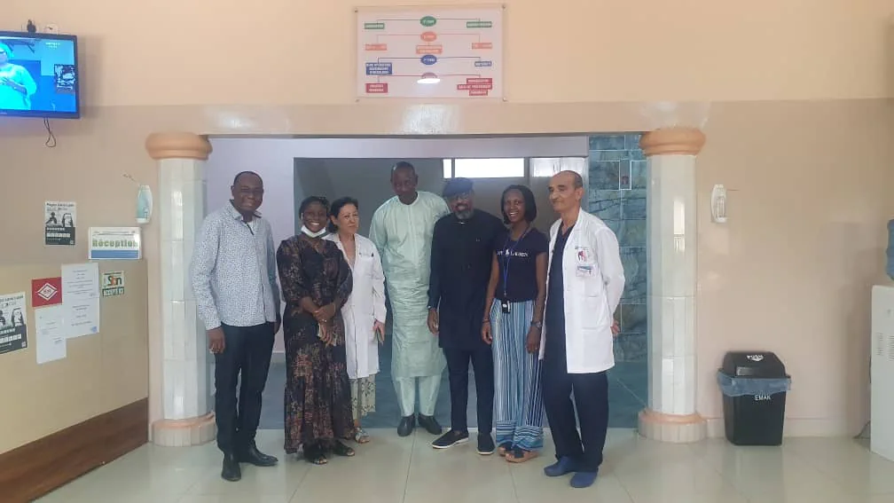 Photo de groupe dans le hall d'accueil de la polyclinique